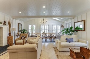 テレビ、暖炉、卓球台、書庫