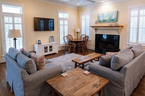 Smart TV, DVD player, books, streaming services - 30% Off~"Billiken Bungalow"~Heated Pool~Walk to Seaside~Beach Gear and Access (Seagrove Beach)