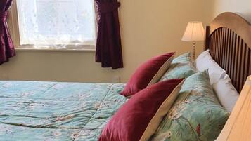 1 dormitorio, cortinas opacas, tabla de planchar con plancha
