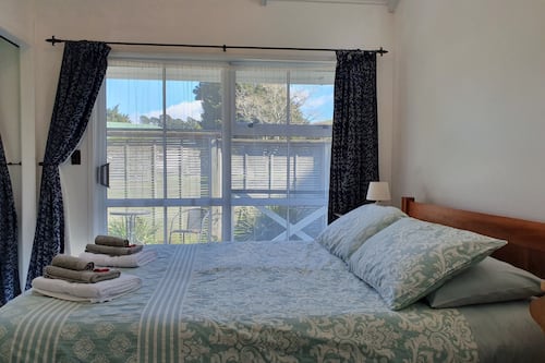Apartment | Blackout drapes, iron/ironing board, free WiFi, bed sheets