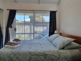 Apartment | Blackout drapes, iron/ironing board, free WiFi, bed sheets