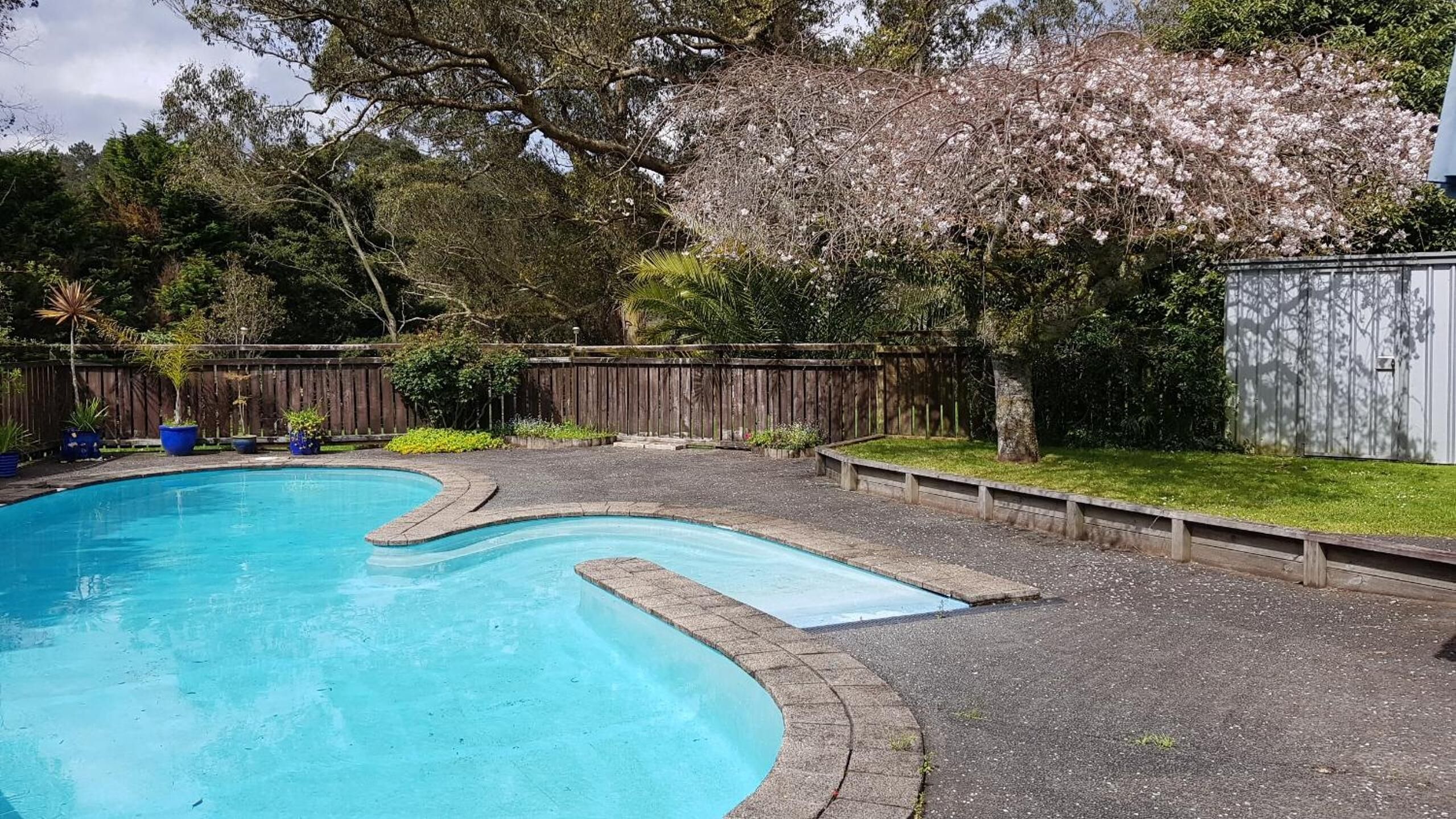 Una piscina al aire libre