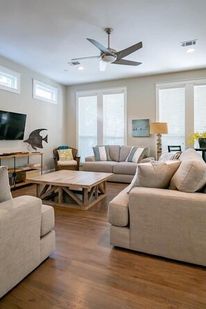 Smart TV, DVD player, books - "Follow The Heron"~Summers Edge S/D~Two Community Pools~Beach Gear~Beach Access (Santa Rosa Beach)