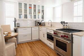 Wasserkocher mit Kaffee-/Teezubehör, Kühlschrank, Mikrowelle, Ofen