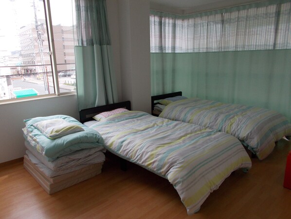 Habitación con 2 camas individuales | Escritorio y wifi gratis