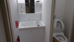 ห้องทวิน | สิ่งอำนวยความสะดวกในห้องน้ำ | ไดร์เป่าผม, รองเท้าสวมภายในห้อง, ผ้าเช็ดตัว