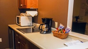 Condo, 1 Katil Ratu (Queen), Private Pool | Dapur peribadi | Pembancuh kopi/teh, peti sejuk, ketuhar gelombang mikro 