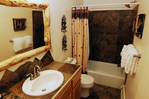 Apartment, 1 King-Bett, Whirlpool, Bergblick | Badezimmer | Handtücher