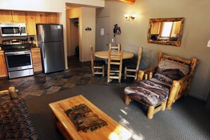 Apartment, 1 King Bed, Hot Tub, Mountain View | Living room