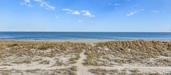 Newly Renovated Sailmaker Townhome in Summer Beach Resort less than 5 min walk to beach!