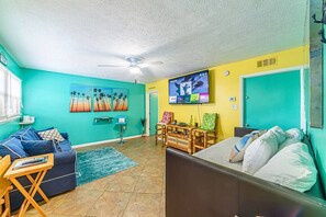 TV - Palms- Best location for Beach Goers & Cruisers (Cocoa Beach)