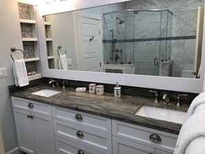 Ensemble douche/baignoire, sĂšche-cheveux, serviettes fournies, savon