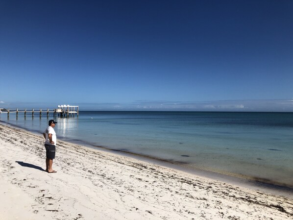 Sulla spiaggia, lettini da mare, teli da spiaggia