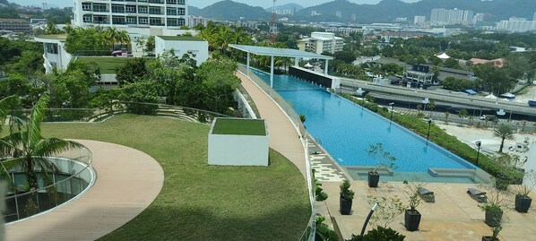 Outdoor pool - D Paradise 1 with High Speed Wifi & Amenities (Bayan Lepas)