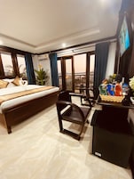 Deluxe Double With Balcony | Minibar (con algunos artículos gratuitos) y caja fuerte