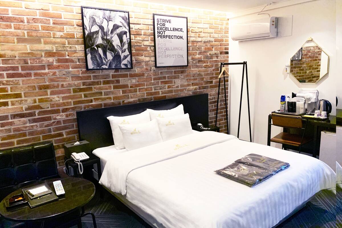 deluxe room | free wifi, bed sheets