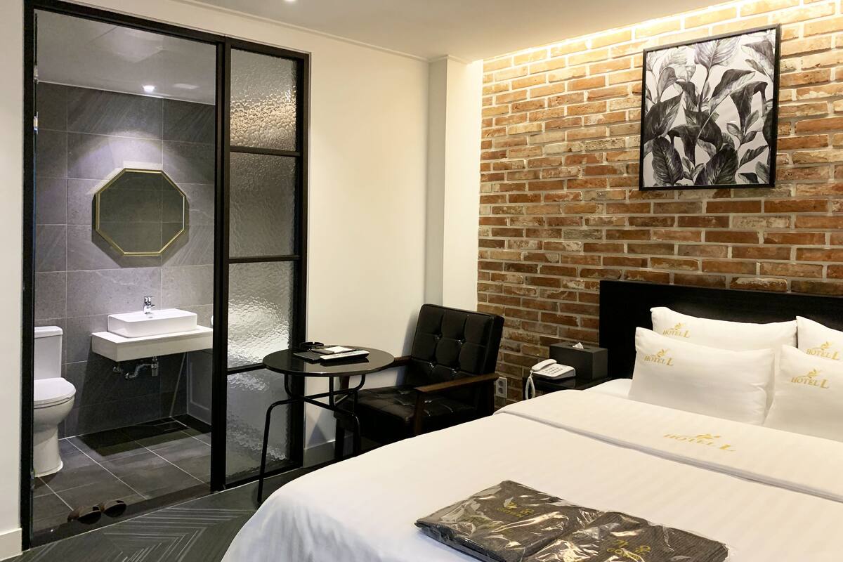 deluxe room | free wifi, bed sheets