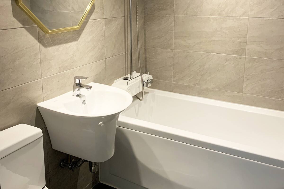 standard room | bathroom | combined shower/bathtub, free toiletries, hair dryer, dressing gowns