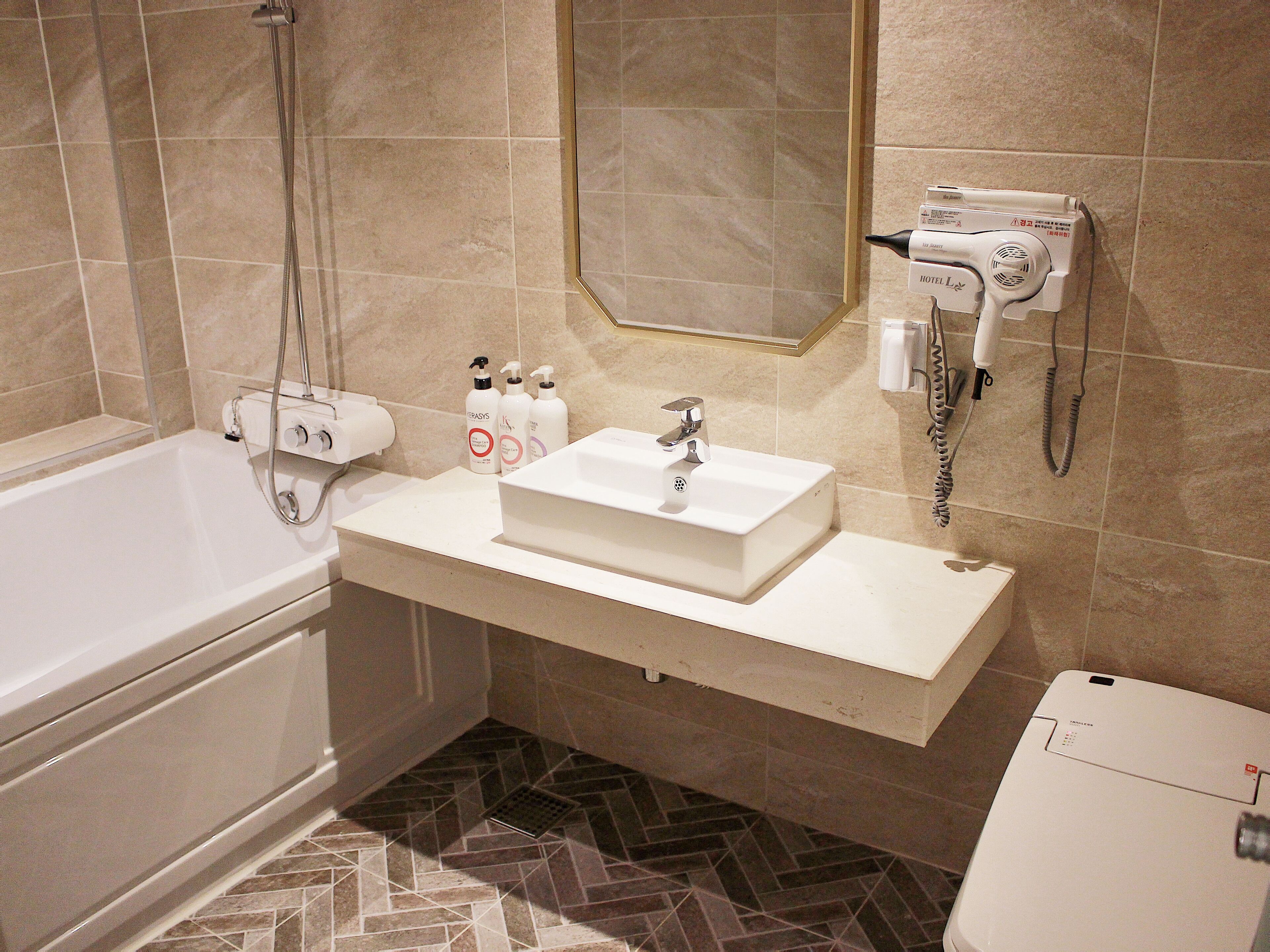premier room | bathroom | combined shower/bathtub, free toiletries, hair dryer, dressing gowns