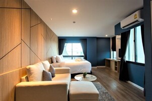 Grand Deluxe | Frette Italian sheets, premium bedding, in-room safe, blackout drapes