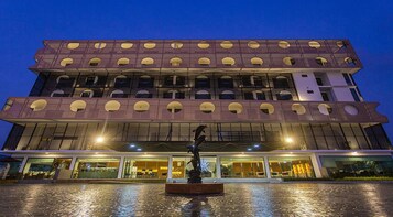 Fachada de la propiedad por la tarde o noche