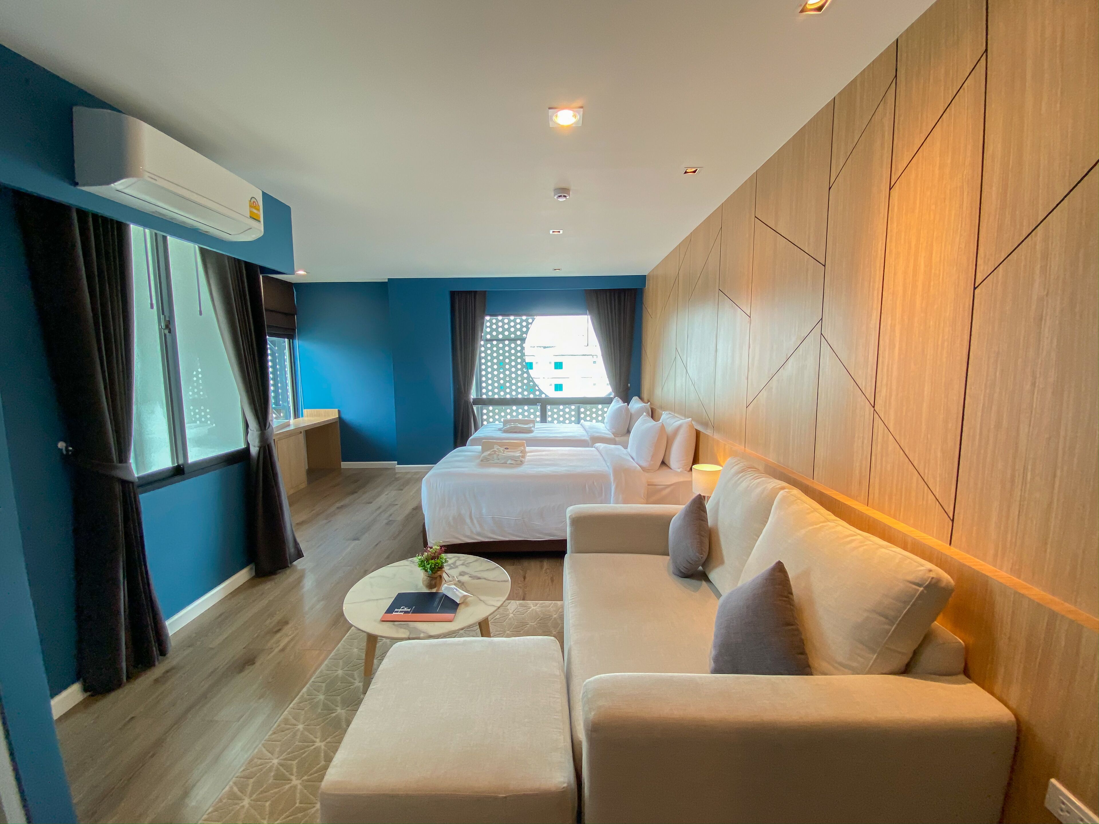 Grand Deluxe | Frette Italian sheets, premium bedding, in-room safe, blackout drapes