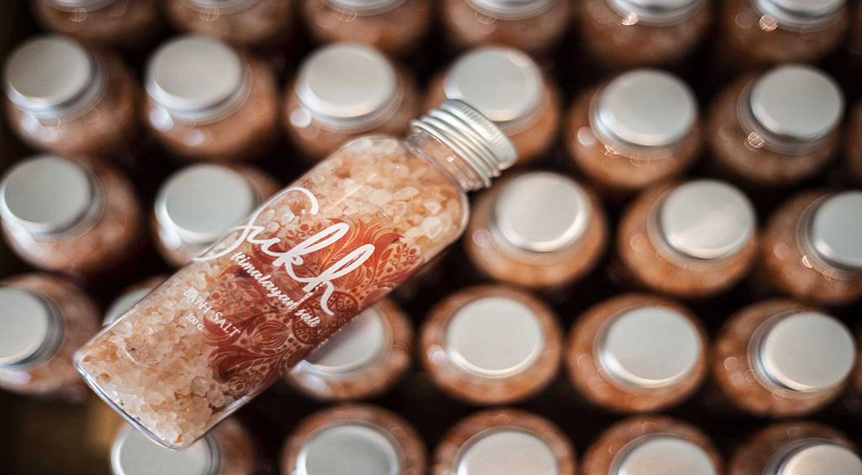 A bottle of Himalayan salt among many similar bottles.