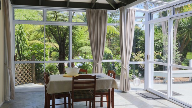 Fantail (Attached unit to main house) | In-room dining - Central Cottages (Kerikeri)