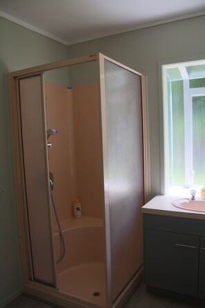 Tui - 2 Bedroom Cottage | Bathroom shower - Central Cottages (Kerikeri)