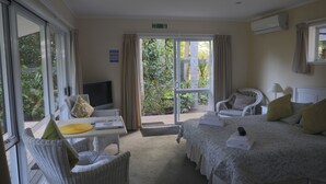 Dove (Attached unit to main house) | Living area - Central Cottages (Kerikeri)