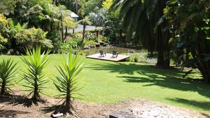 Hibiscus - 3 Bedroom Cottage | Garden view - Central Cottages (Kerikeri)