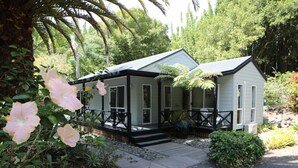 Hibiscus - 3 Bedroom Cottage | Terrace/patio - Central Cottages (Kerikeri)