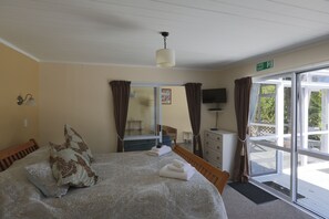 Fantail (Attached unit to main house) | Iron/ironing board, free WiFi, bed sheets - Central Cottages (Kerikeri)
