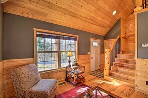 Foosball, table tennis - Close to Vineyards: Updated New Haven Retreat! (New Haven)