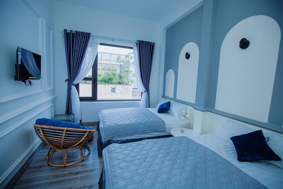 Family Twin Room | Hypo-allergenic bedding, minibar, desk, iron/ironing board