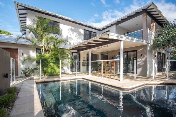 Outdoor pool - Pandanus Beach House - Sunrise beach (Sunrise Beach)