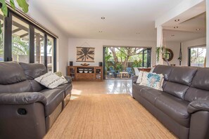 TV, video games, books, video library - Pandanus Beach House - Sunrise beach (Sunrise Beach)