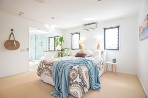 4 bedrooms, iron/ironing board, WiFi, bed sheets - Pandanus Beach House - Sunrise beach (Sunrise Beach)