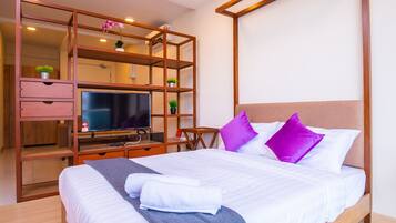 Deluxe Studio, Balcony | 2 bedrooms, individually furnished, desk, laptop workspace