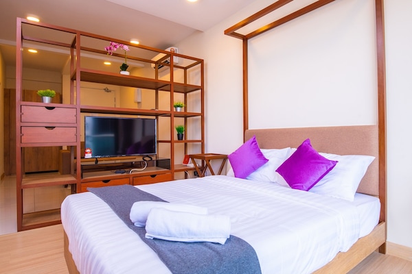 Deluxe studio, balkon | Individueel gemeubileerd, een bureau, een laptopwerkplek