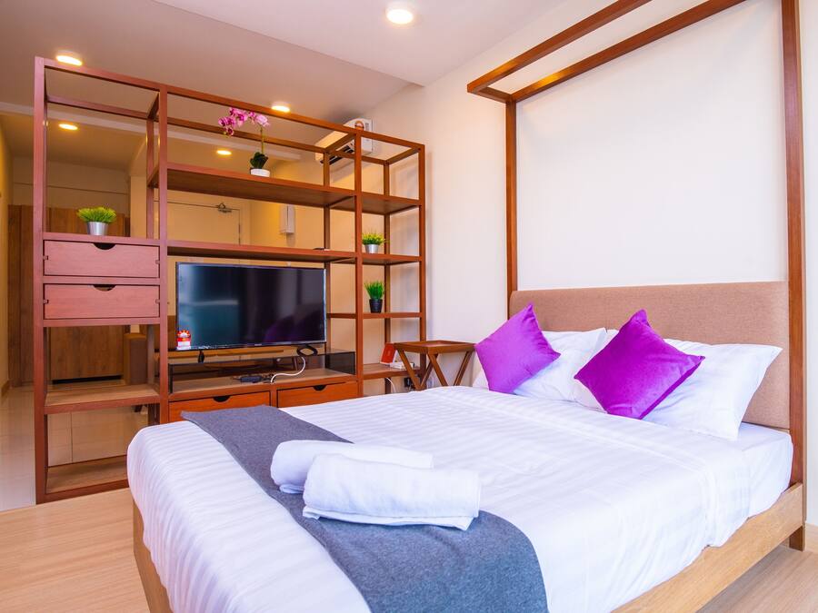 Deluxe Studio, Balcony | Individually furnished, desk, laptop workspace, blackout drapes