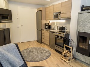 Fridge, microwave, dishwasher, cookware/dishes/utensils