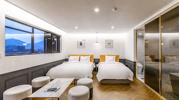 Suite familiar, 2 habitaciones, balcón, vistas a la ciudad | 1 dormitorio, minibar, escritorio y sistema de insonorización