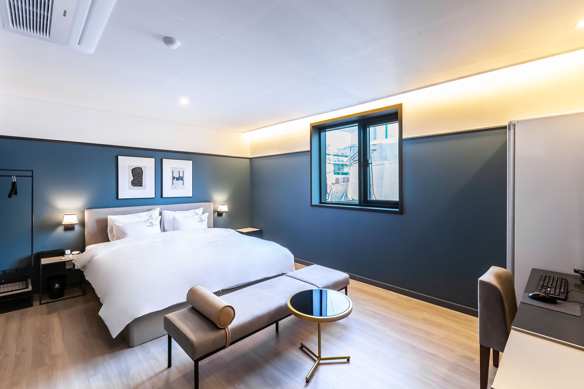 华丽双人房 | 迷你吧、办公桌、隔音、免费 WiFi