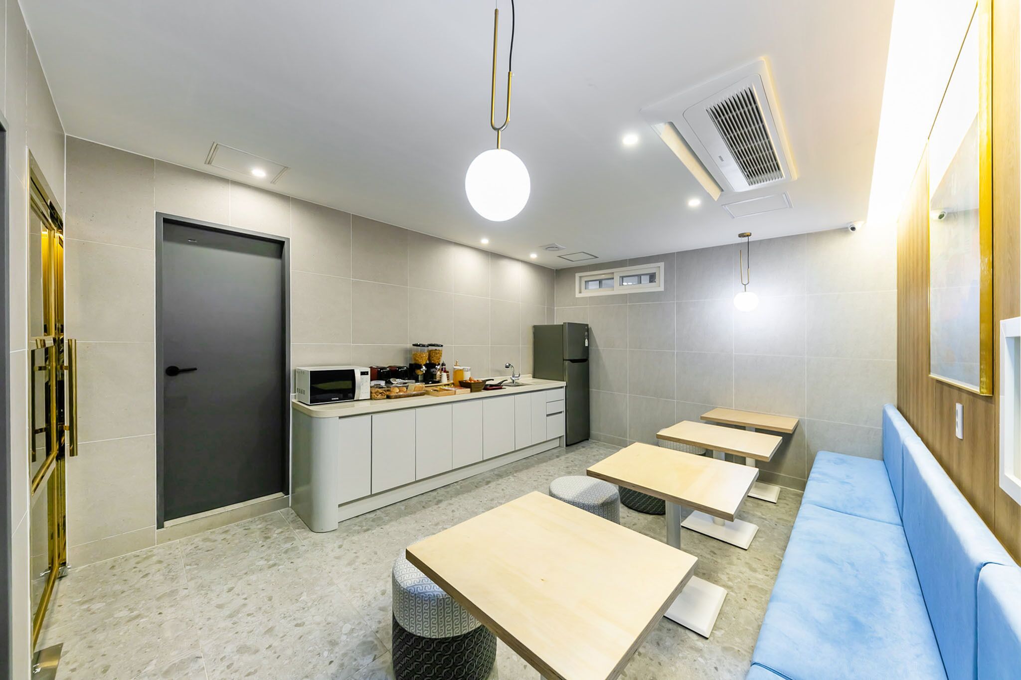 free daily self-service breakfast