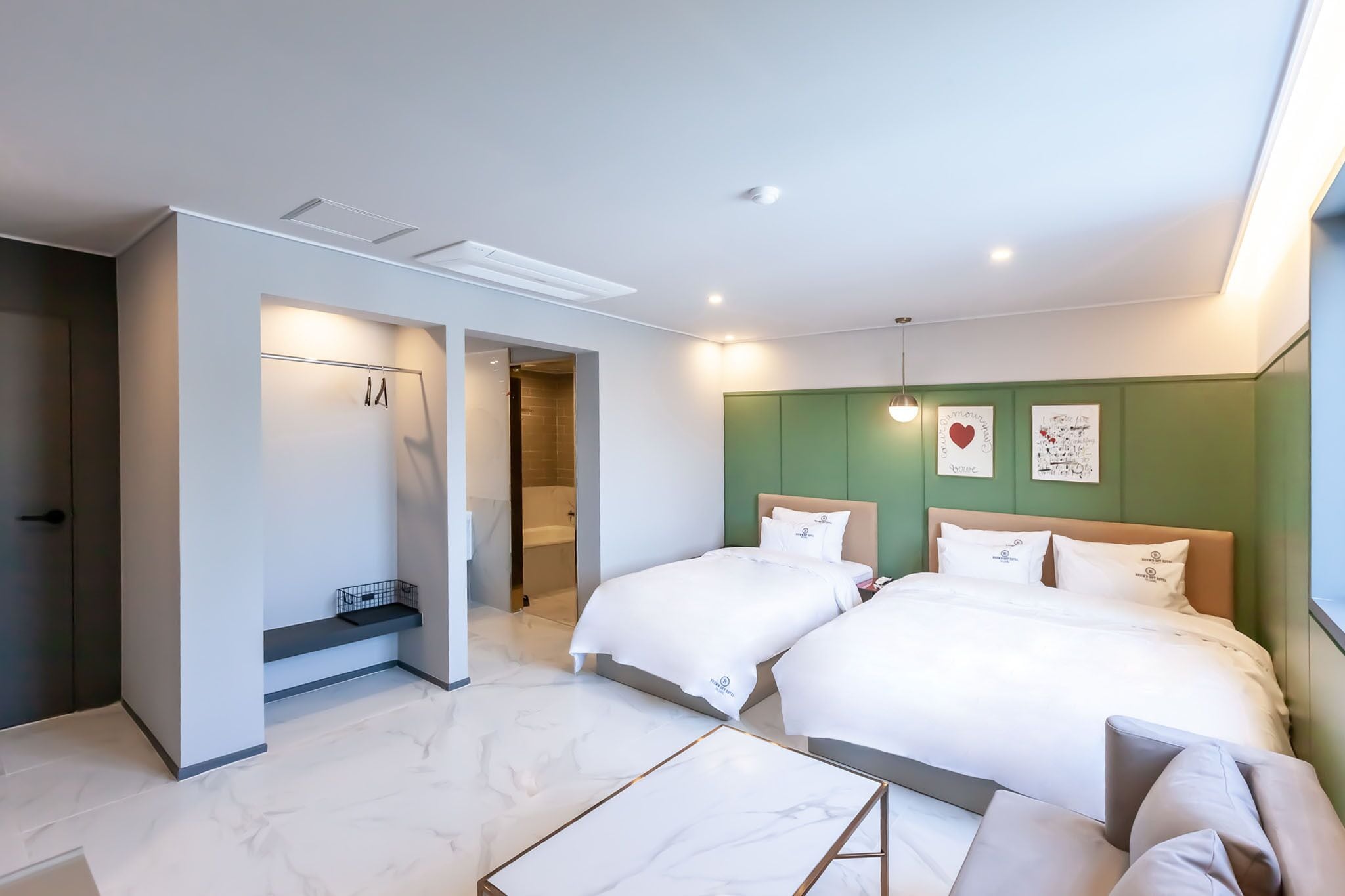 deluxe twin room | minibar, desk, soundproofing, free wifi