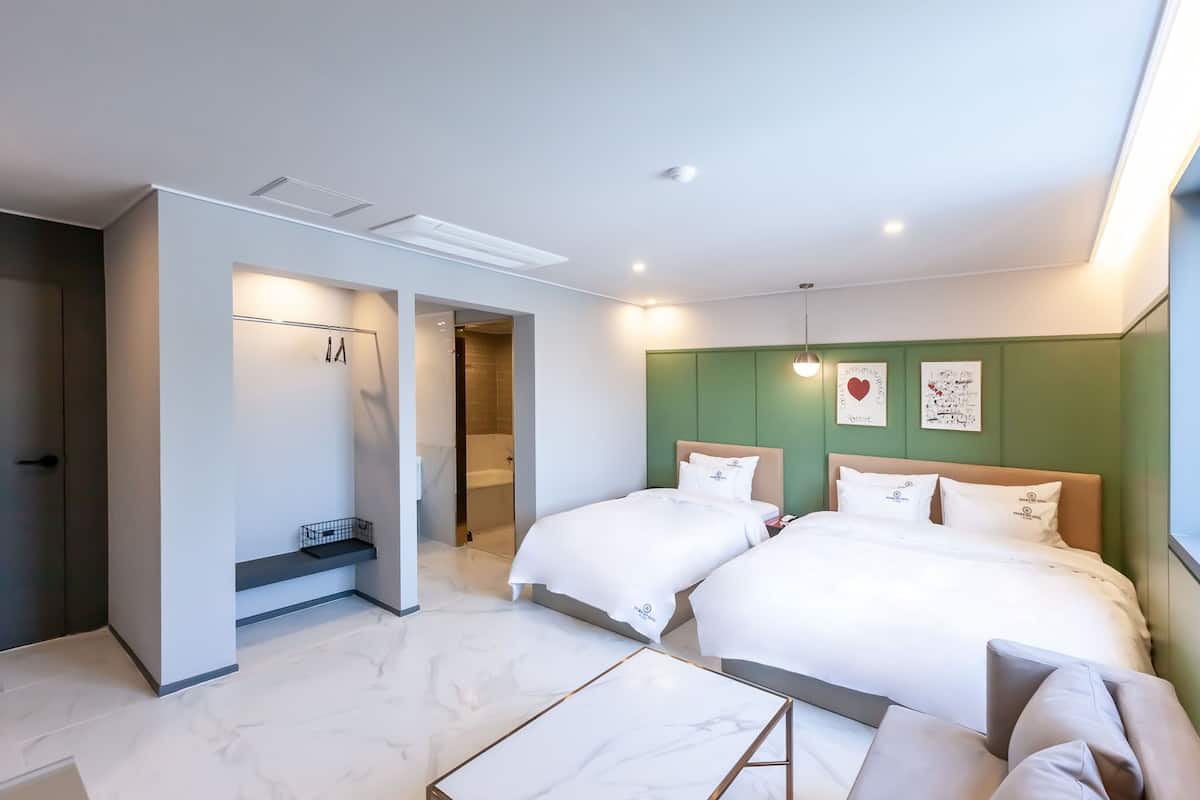 deluxe twin room | minibar, desk, soundproofing, free wifi