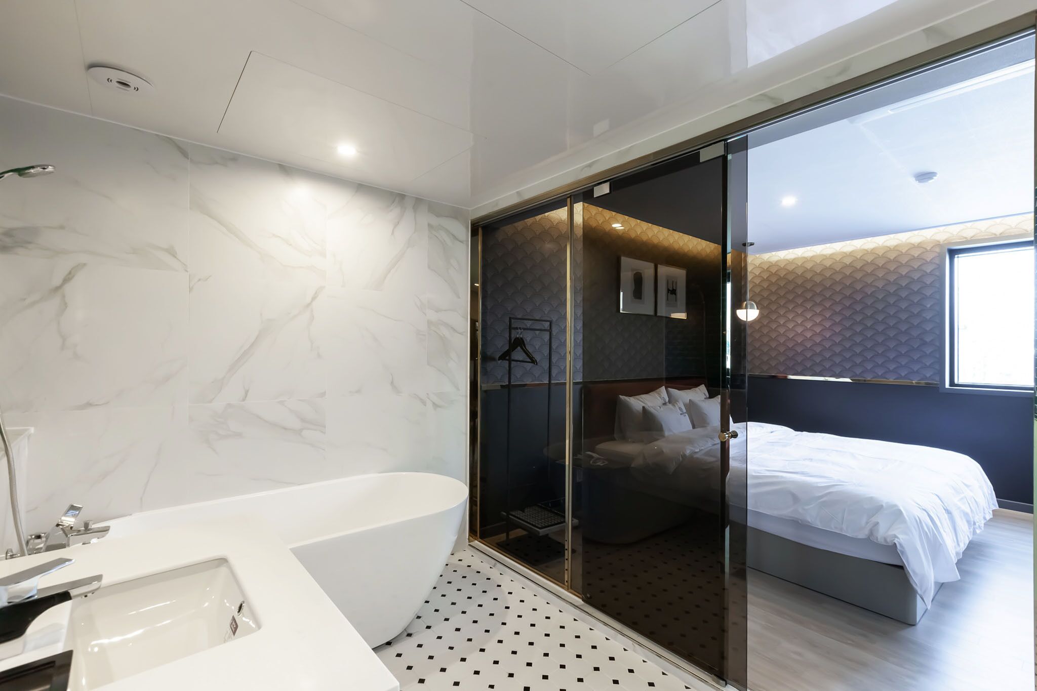 Deluxe Double Room | Bathroom | Combined shower/tub, free toiletries, hair dryer, bathrobes
