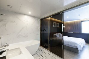 Deluxe Double Room | Bathroom | Combined shower/bathtub, free toiletries, hair dryer, bathrobes - Brown Dot Hotel Sasang Renecite (Busan)