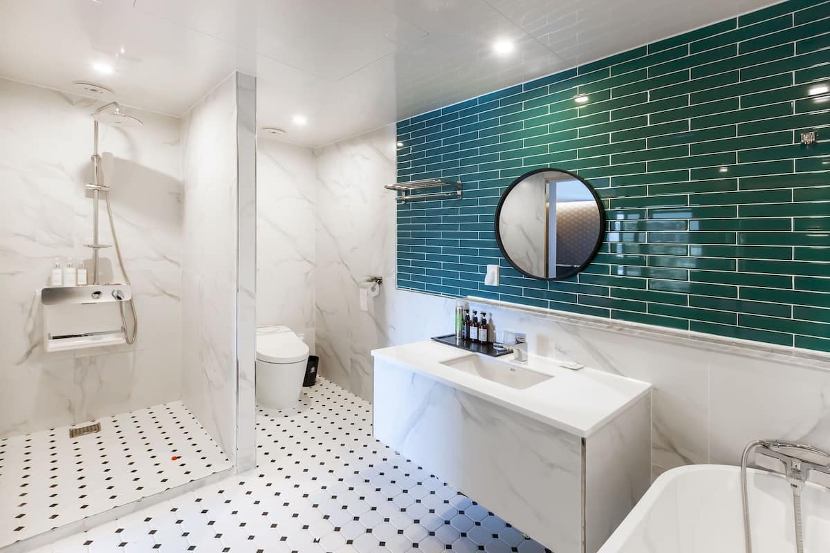 deluxe double room | bathroom | combined shower/bathtub, free toiletries, hair dryer, bathrobes